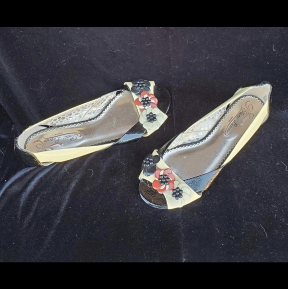 Poetic License London Open Toed Retro Design Leather Flowered Flats. - Picture 13 of 16